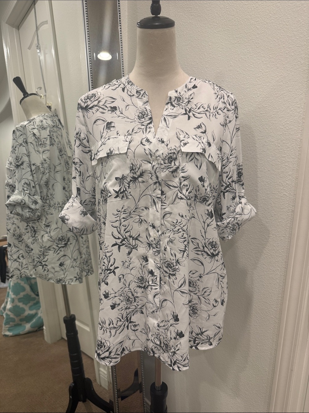 Calvin Klein Women’s Black & White Floral Button-Down Shirt NWT